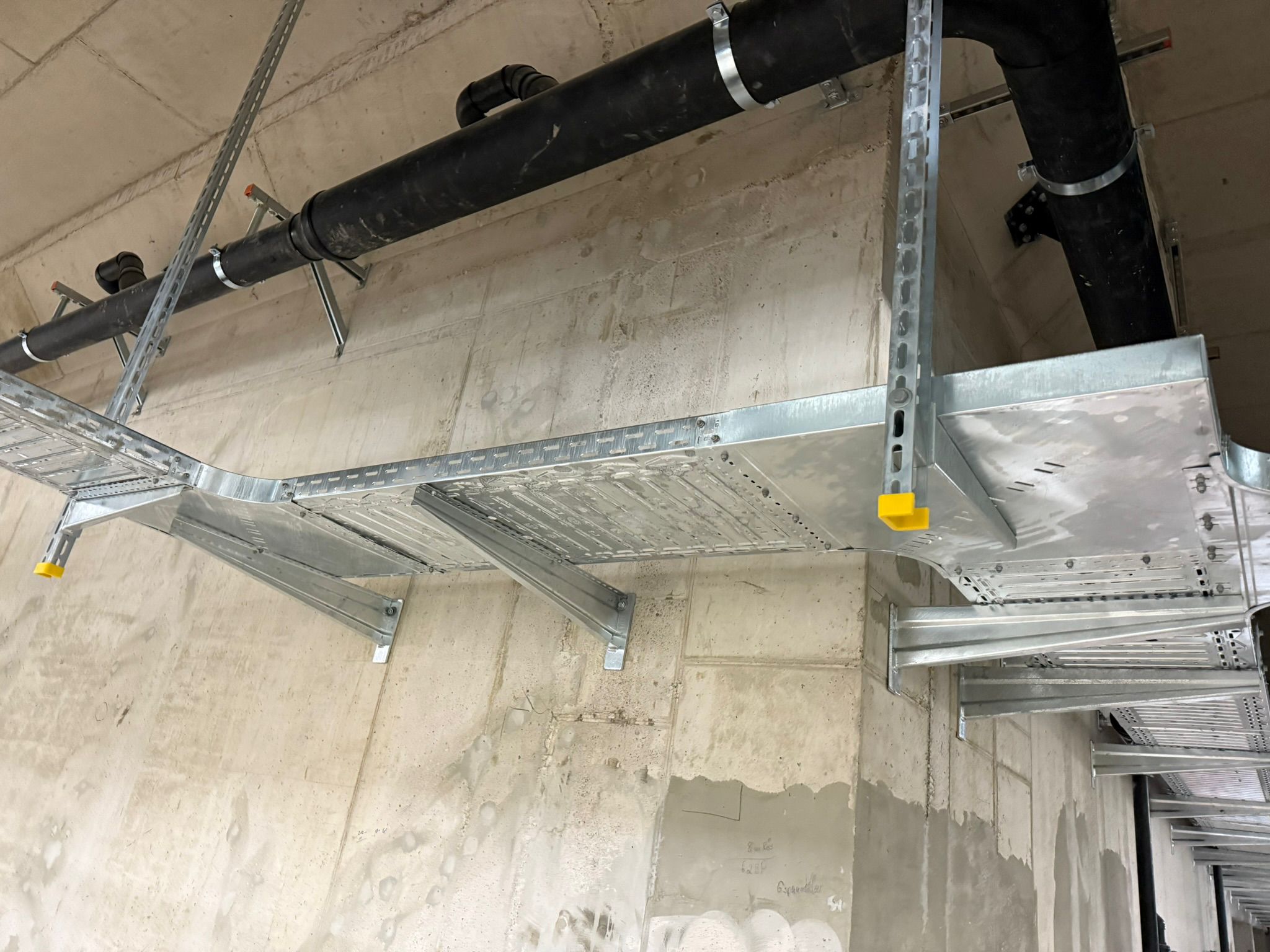 Montierte Kabeltrasse an Betonwand