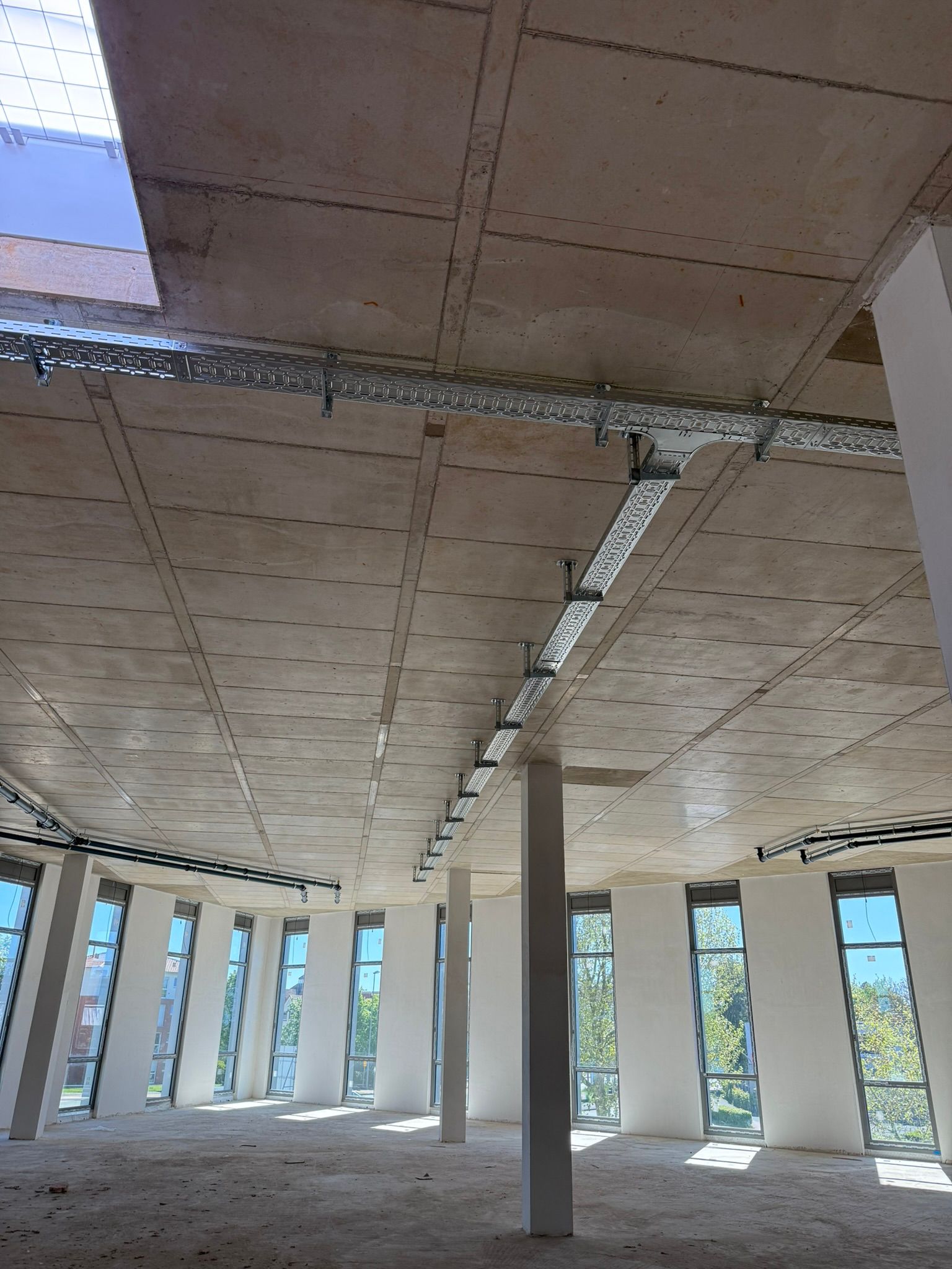 Kabeltrasse in offenem Rohbau mit Fenstern