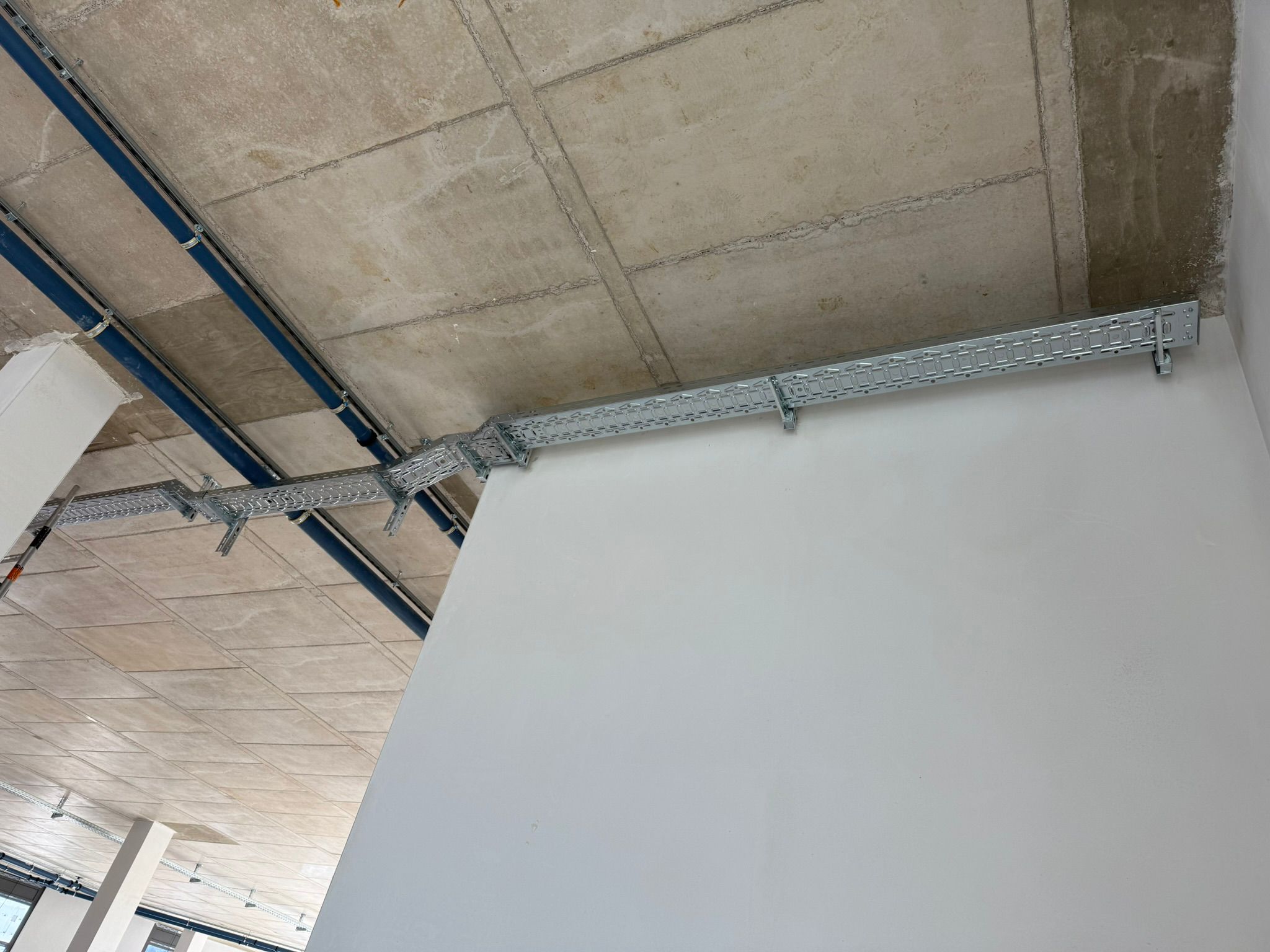 Kabeltrasse entlang einer Betonwand